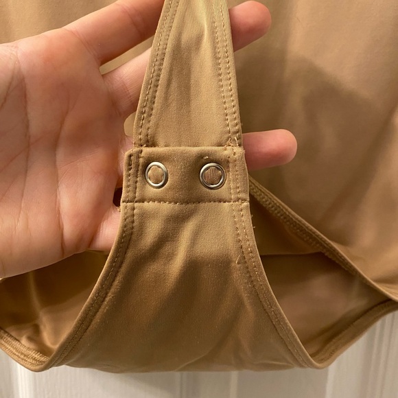 Express Body Contour High Compression Scoop Neck Cap Sleeve Bodysuit - Pecan - Picture 10 of 11